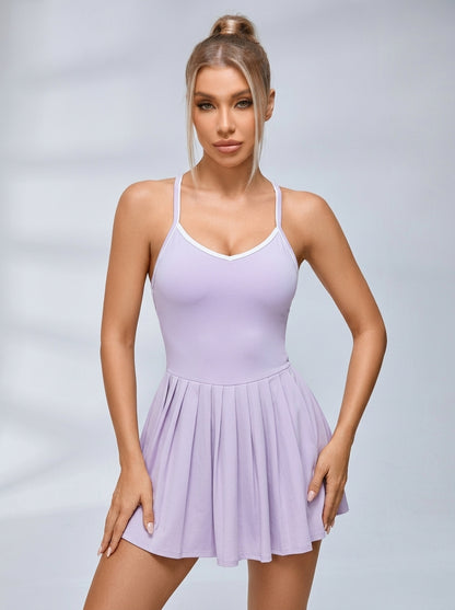 Tennis-Kleid mit Herzförmigem Ausschnitt und Kontrastpaspelierung